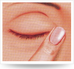閉眼，用手指輕輕向鼻梁方向壓迫內(nèi)側(cè)眼角,保持滴藥姿勢(shì)1-3分鐘。
